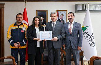Artvin Valisi Ergün, yılın sağlık çalışanlarını başarı belgesi ile ödüllendirdi