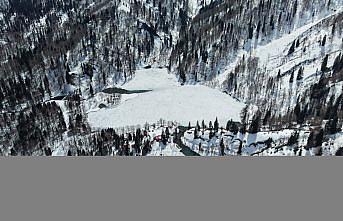 Artvin'de beyaz örtüyle kaplanan Borçka Karagöl havadan görüntülendi