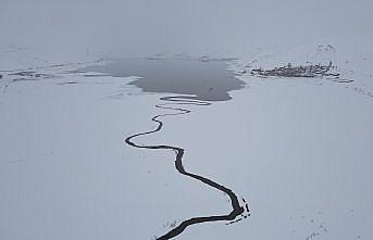 Bayburt'ta menderesler karla kaplandı