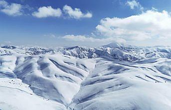 Bayburt'un yüksek kesimlerinde kar kalınlığı 2 metreyi aştı