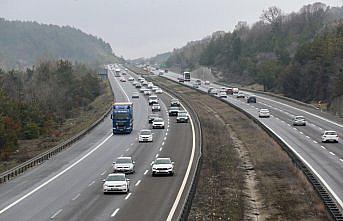 Bayram tatilinden dönenler Anadolu Otoyolu'nda akıcı yoğunluk oluşturuyor