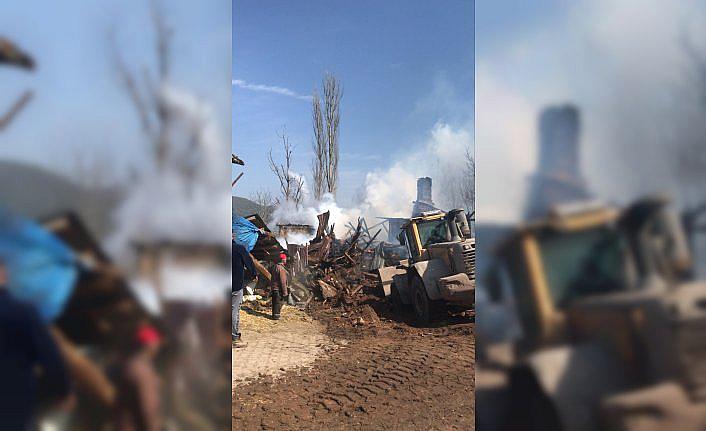 Bolu'da çıkan yangında 2 katlı ev ve ahır kullanılamaz hale geldi