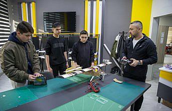 Bolu'da lise öğrencileri uçak kanatlarındaki titreşimden elektrik üreten sistem geliştirdi