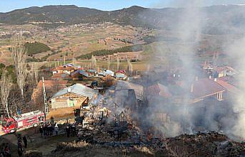 Çorum'da çıkan yangında 2 ev ile ambar zarar gördü