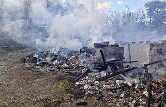 Çorum'da çıkan yangında 2 katlı ev, samanlık ve traktör yandı