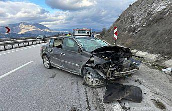Çorum'da refüje çarpan otomobildeki 5 kişi yaralandı
