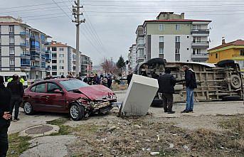 Çorum’da tarım işçilerini taşıyan minibüs ile otomobilin çarpışması sonucu 5 kişi yaralandı