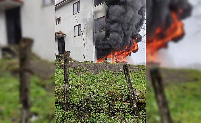 Düzce'de 3 katlı binanın garajında çıkan yangın söndürüldü