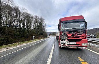Düzce'de kara yolunda makaslayan tır ulaşımı aksattı