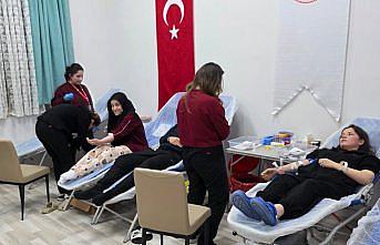 Gümüşhacıköy'de üniversite öğrencilerinden Türk Kızılaya kan bağışı