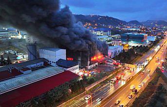 Trabzon'da fındık fabrikasının deposunda çıkan yangına müdahale ediliyor