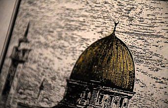 İbadete kapatılan Mescid-i Aksa'yı gündemde tutmak için el yapımı kağıtlara işliyor