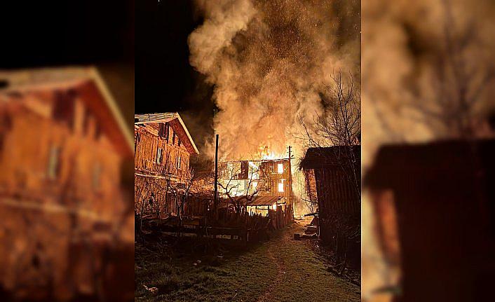 Karabük'te 2 katlı ahşap ev yandı