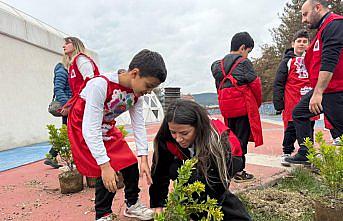 Karabük'te ilkokul öğrencileri fidanları toprakla buluşturdu