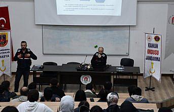 Merzifon'da üniversite öğrencileri jandarma ekiplerince bilgilendirildi
