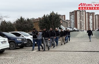 Midesinde Türkiye'ye uyuşturucu sokan zanlıyla bu kişiye yardım eden 2 kişi tutuklandı