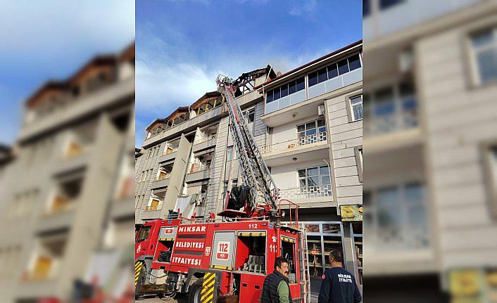 Niksar'da yangın çıkan binanın çatı katı zarar gördü