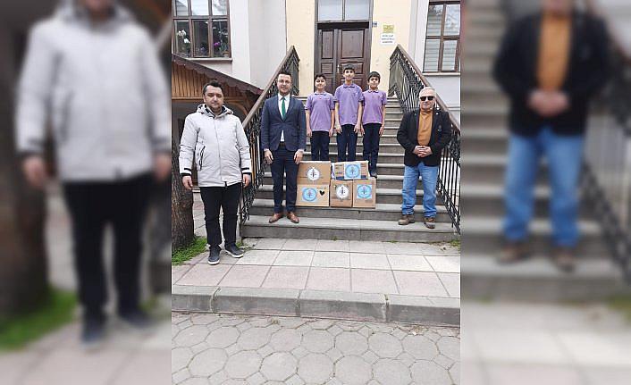 Öğrenciler harçlıklarını biriktirip ihtiyaç sahipleri için erzak kolisi hazırladı