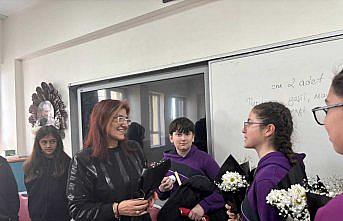 Ortaokul öğrencilerinden öğretmenlerine çiçek sürprizi