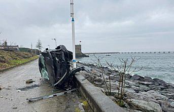 Rize'de devrilen otomobilin sürücüsü yaralandı