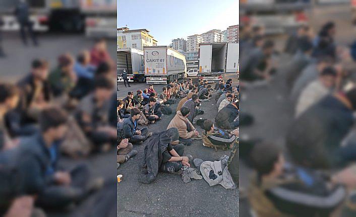 Rize'de tır dorsesinde 57 düzensiz göçmen yakalandı