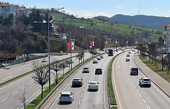Samsun-Ankara kara yolunun Havza kesiminde trafik yoğunluğu yaşanıyor