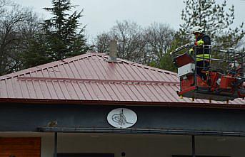 Samsun'da çatıda mahsur kalan kedinin imdadına itfaiye ekipleri yetişti