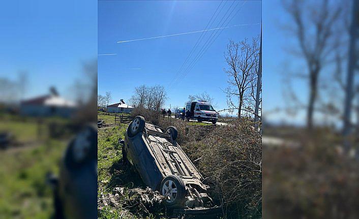 Bafra'da direğe çarpıp devrilen otomobilin sürücüsü yaralandı