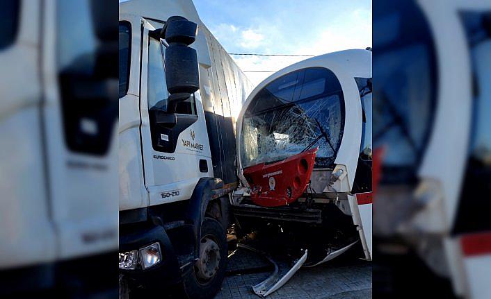 Samsun'da kamyonla tramvayın çarpıştığı kazada 3 kişi yaralandı