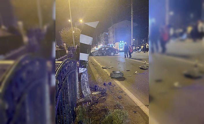 Samsun'da köprü korkuluğuna çarpan otomobildeki 2 kişi yaralandı