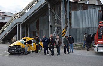 Samsunda üst geçide çarpan otomobilin sürücüsü ağır yaralandı