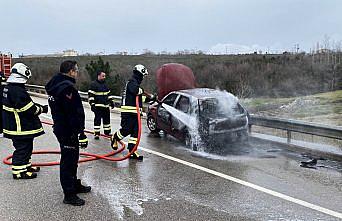 Sinop'ta seyir halindeyken yangın çıkan otomobildeki 2 kişi yaralandı