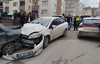 Sinop'ta üç aracın karıştığı kazada 2 kişi yaralandı