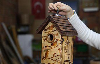 Tasarımlarını evinin bodrumunda ahşap sanatıyla şekillendiriyor