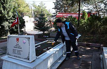 Tokat Belediyesi ekipleri mezarlıklarda bayram öncesi bakım çalışması yapıyor