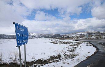 Tokat-Sivas kara yolunda kar yağışı etkili oluyor