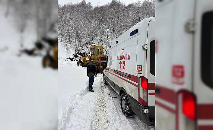 Tokat'ta kara saplanan ambulansı İl Özel İdaresi ekipleri kurtardı