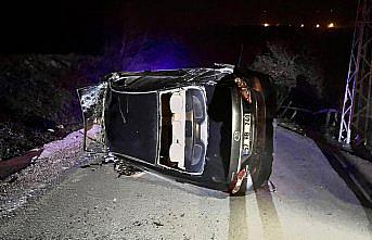 Türkeli'de devrilen otomobildeki 2 kişi yaralandı