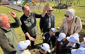 Vezirköprü'de minikler fidan dikerek doğayla buluştu