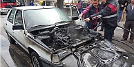 Bafra'da seyir halindeki otomobil yandı