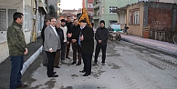 BAŞKAN ŞAHİN ÖZGİR SOKAK’TA KALDIRIM ÇALIŞMALARINI İNCELEDİ