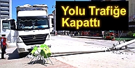 Kamyon Elektirik Direğini Devirdi