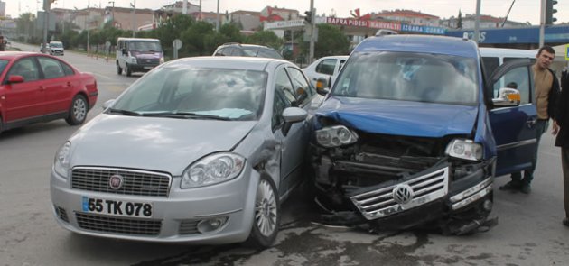 Tofaş Kavşağında Maddi Hasarlı Trafik Kazası