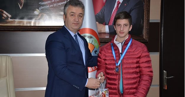 TOPALOĞLU'na; İşitme Engelli Sporcudan Teşekkür Ziyareti