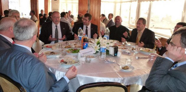 TÜRK DİYANET VAKIF-SEN ÜYELERİ YEMEKTE BİR ARAYA GELDİ