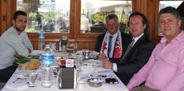 ÜNLÜ MEDYUM MEMİŞ HOCA MİDİLLİ’DE