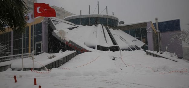 YOĞUN YAĞAN KAR ÇATI GÖÇÜRDÜ