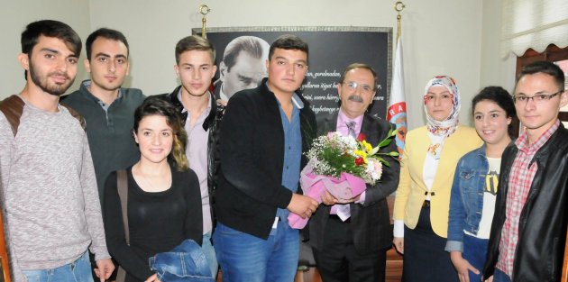 YURT ÖĞRENCİLERİ BAŞKAN ŞAHİN’İ ZİYARET ETTİ