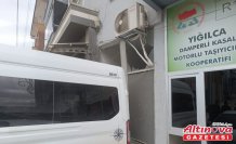 Düzce'de park halindeyken el freni boşalan hasta nakil aracı binaya çarptı