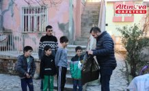 Hediye ettiği oyuncaklarla çocukların yüzünü güldürüyor